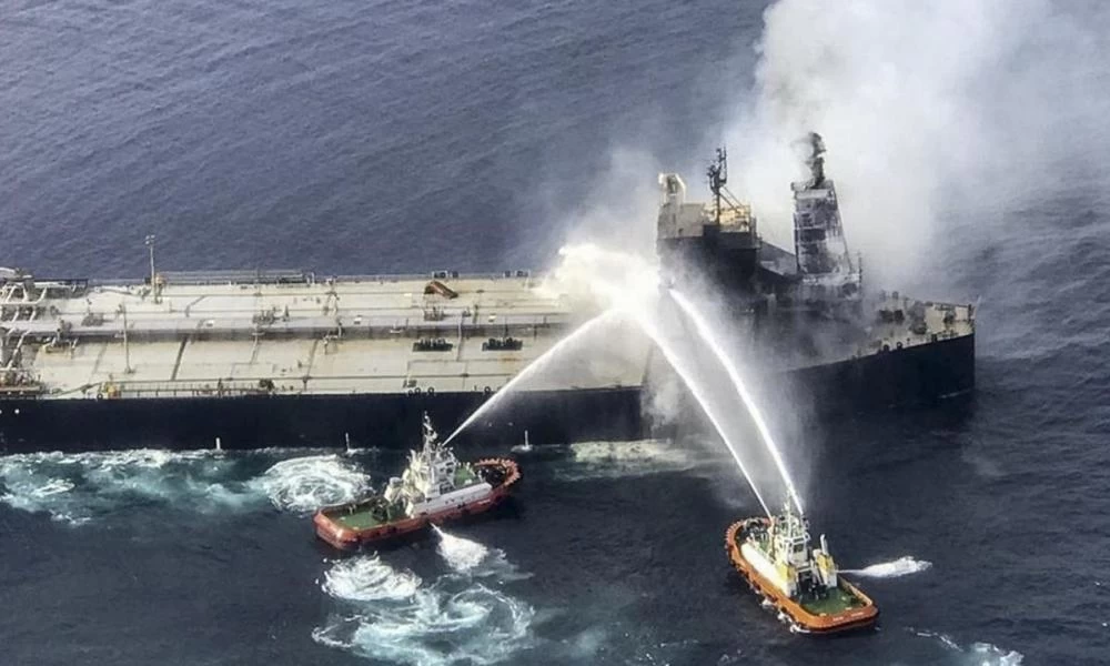 Καίει ακόμα το τάνκερ New Diamond - Στο πλήρωμα και Έλληνες